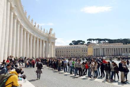 Que faut-il réserver par avance au Vatican?