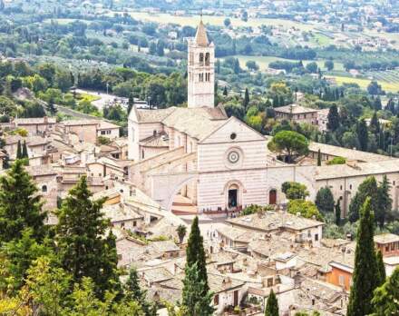 Existe-t-il des visites en français sur Saint François à Assise ?