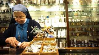 Acheter des souvenirs religieux au Vatican
