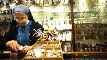 Acheter des souvenirs religieux au Vatican